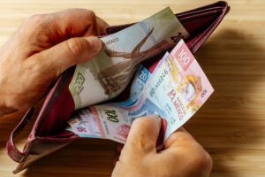 En México, guardar dinero debajo del colchón es uno de los métodos más comunes. / iStock