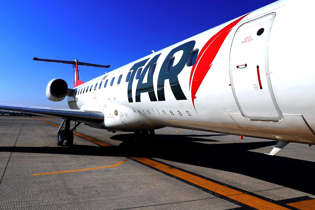 Embraer ERJ-145 sobre pista del Aeropuerto Internacional de Querétaro.