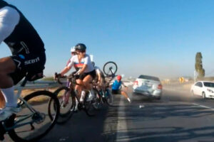 Conductor arrolla a ciclistas en carretera a Bernal