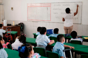 AMLO anuncia aumento de sueldo a maestros mexicanos