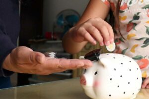 A la edad de 9 años un niño debe de pasar de una alcancía a una cuenta de ahorros.
