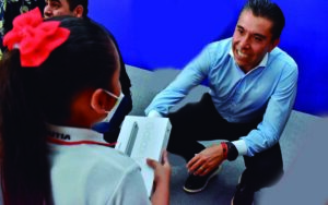 Roberto Sosa entrega tabletas a estudiantes de Corregidora