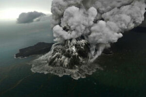Indonesia tiene casi 130 volcanes activos. / Twitter