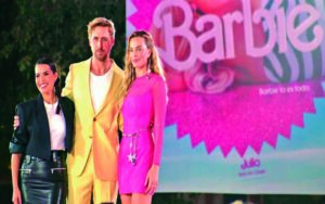 Barbie inicia su 'fiesta rosa' en México; convive elenco con fans
