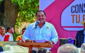René Mejía entrega apoyos de mejora de vivienda