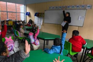 Asegura AMLO maestros no ganarán menos de 16 mil pesos al mes