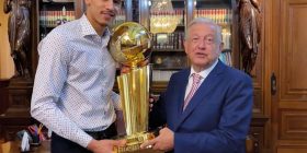 AMLO se reunió con Juan Toscano, primer mexicano campeón de la NBA