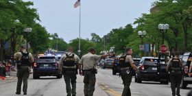 Buscan al sospechoso de tiroteo en desfile por el 4 de julio en Illinois