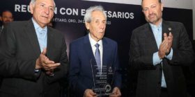 Reconocen trayectoria del empresario Salvador Hernández Mújica